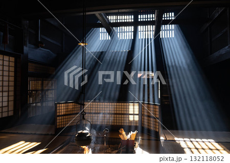 【光芒素材】冬の風物詩・妻籠宿脇本陣奥谷の光芒【長野県】 132118052