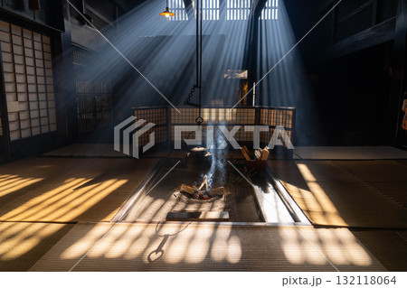 【光芒素材】冬の風物詩・妻籠宿脇本陣奥谷の光芒【長野県】 132118064