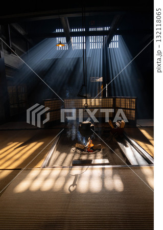 【光芒素材】冬の風物詩・妻籠宿脇本陣奥谷の光芒【長野県】 132118065