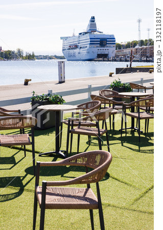 ヨーロッパ、フィンランド、ヘルシンキ港のオープンカフェ 132118197