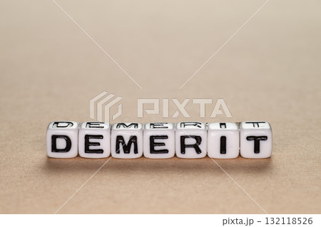 木の板の上にアルファベットビーズにデメリットの文字 木の板の上にアルファベットビーズにデメリットの文字 132118526