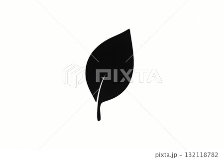 白い背景にシンプルな葉っぱのシルエット 132118782