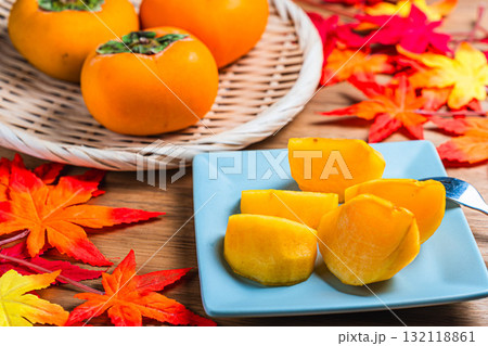 たねなし柿と紅葉の秋のイメージ 132118861