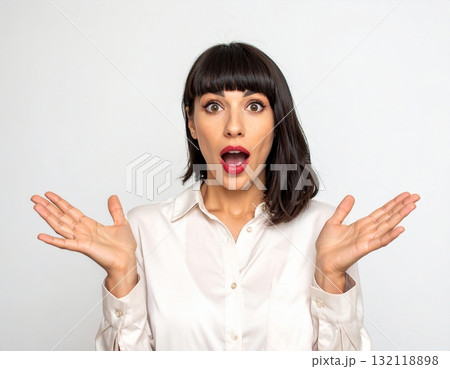 両手を開いて驚いた表情の女性 132118898