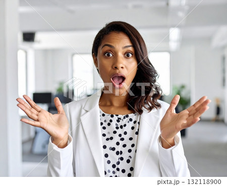 両手を開いて驚いた表情の女性 両手を開いて驚いた表情の女性 132118900