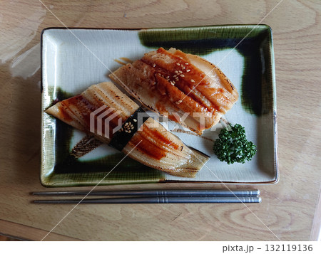 A conger eel Edomae nigiri / 焼きアナゴの江戸前握り寿司の定食セットの例 132119136