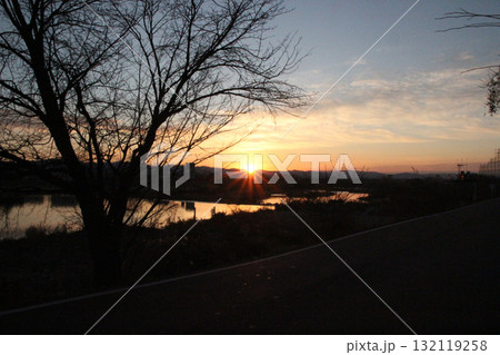 京都桂川の初日の出の写真です。 132119258