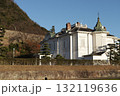 初冬の昼下がりの陽を受けて白く輝く白亜の洋館仁風閣 132119636