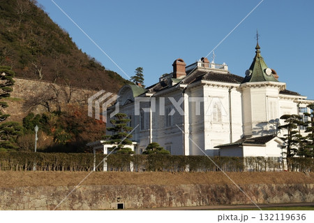 初冬の昼下がりの陽を受けて白く輝く白亜の洋館仁風閣 132119636