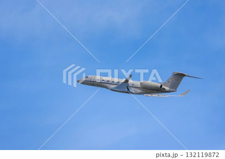 羽田空港の風景　離陸中の飛行機　プライベートジェット　東京都大田区 132119872