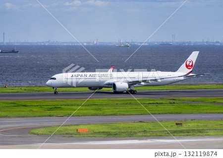 羽田空港の風景 離陸中の飛行機 東京都大田区 羽田空港の風景 離陸中の飛行機 東京都大田区 132119874