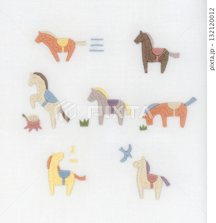 ミルキーカラーの馬の刺繍 132120012