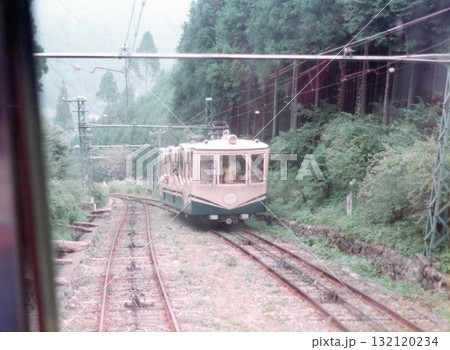 【1975年9月14日撮影】東京・御岳山ケーブルカーのすれ違い、山間の急勾配 132120234