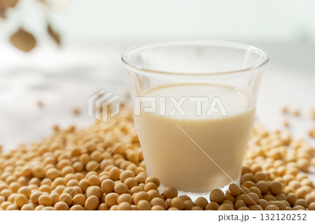 大豆と豆乳の入ったグラス 132120252