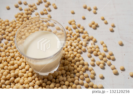 大豆と豆乳の入ったグラス 大豆と豆乳の入ったグラス 132120256