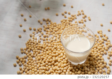 大豆と豆乳の入ったグラス 132120257