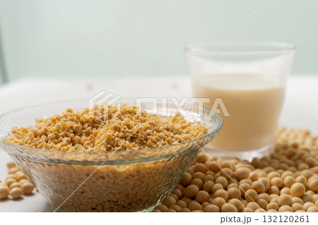 大豆ミンチと豆乳の入ったグラス 132120261