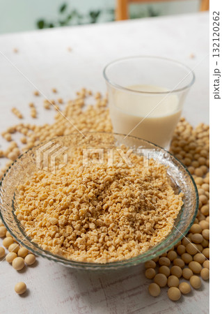 大豆ミンチと豆乳の入ったグラス 132120262