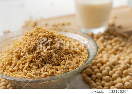 大豆ミンチと豆乳の入ったグラス 132120264