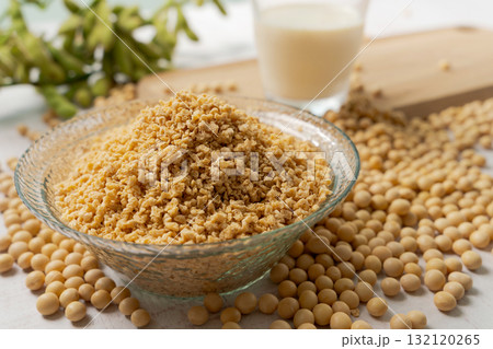 大豆ミンチと豆乳の入ったグラス 大豆ミンチと豆乳の入ったグラス 132120265