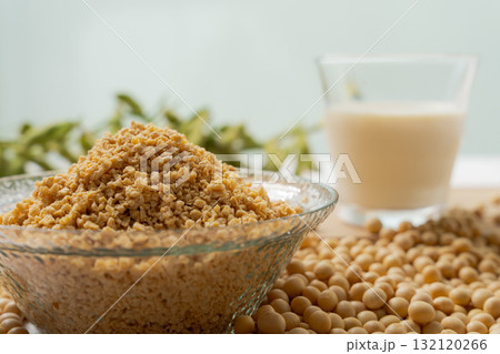 大豆フードと豆乳の入ったグラス 大豆フードと豆乳の入ったグラス 132120266