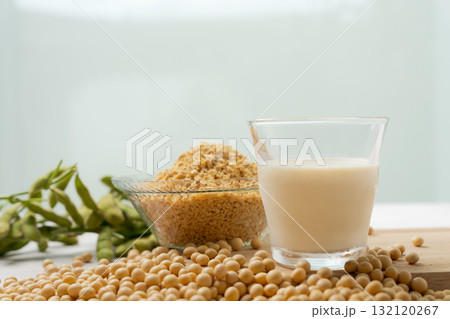 大豆と豆乳の入ったグラス 132120267