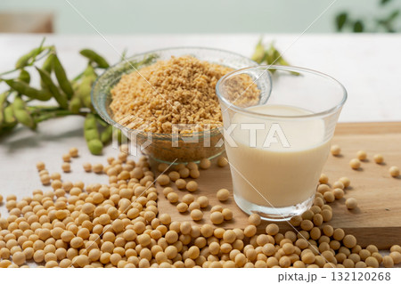 大豆と豆乳の入ったグラス 大豆と豆乳の入ったグラス 132120268