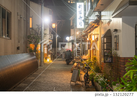 《東京都》夜の神楽坂の街並み・路地裏 132120277