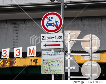 銀座のタクシー乗車禁止地区であることを示す標識とタクシー乗り場の案内図 132120305