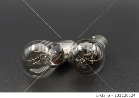 自動車用の電球 132120324