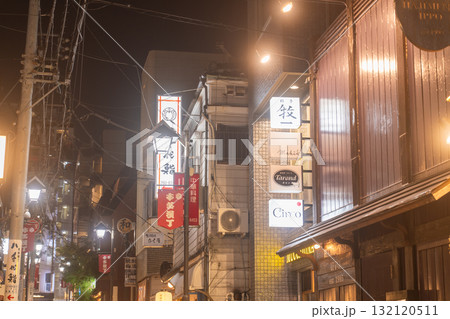《東京都》賑わう神楽坂・夜の街並み 《東京都》賑わう神楽坂・夜の街並み 132120511