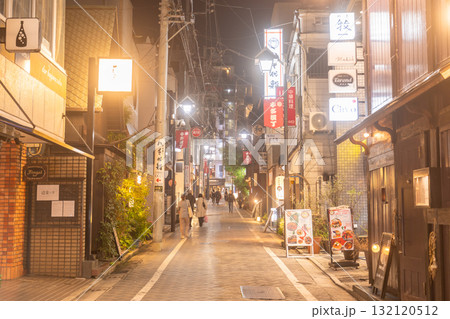 《東京都》賑わう神楽坂・夜の街並み 《東京都》賑わう神楽坂・夜の街並み 132120512