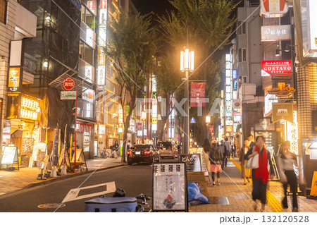 《東京都》賑わう神楽坂・夜の街並み 132120528