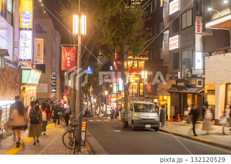 《東京都》賑わう神楽坂・夜の街並み 《東京都》賑わう神楽坂・夜の街並み 132120529