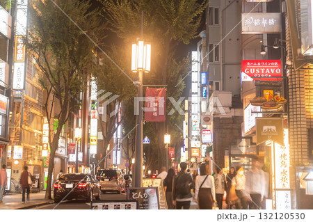 《東京都》賑わう神楽坂・夜の街並み 《東京都》賑わう神楽坂・夜の街並み 132120530