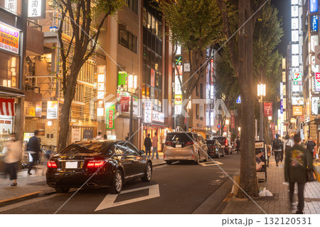 《東京都》賑わう神楽坂・夜の街並み 132120531