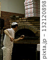 ピザ屋で働く人 132120898