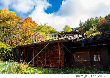 白骨温泉「泡の湯旅館」温泉棟と秋景色 132120978