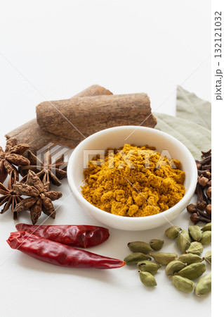 カレー粉とスパイス 白バック カレー粉とスパイス 白バック 132121032