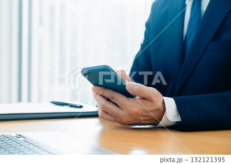 スマホを操作する男性の手元 132121395
