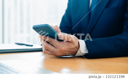 スマホを操作する男性の手元 スマホを操作する男性の手元 132121396