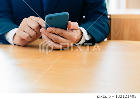 スマホを操作する男性の手元 132121405