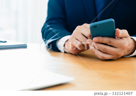 スマホを操作する男性の手元 132121407