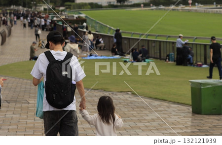 東京競馬場を親子で楽しむ休日の風景 東京競馬場を親子で楽しむ休日の風景 132121939