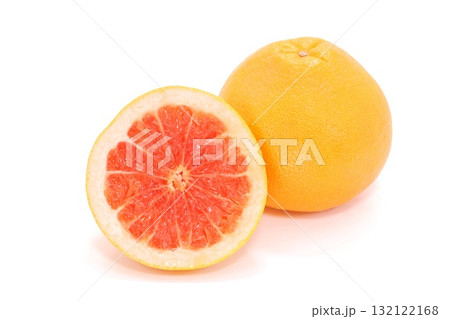 グレープフルーツ 赤肉 カット 断面 明るい背景 グレープフルーツ 赤肉 カット 断面 明るい背景 132122168
