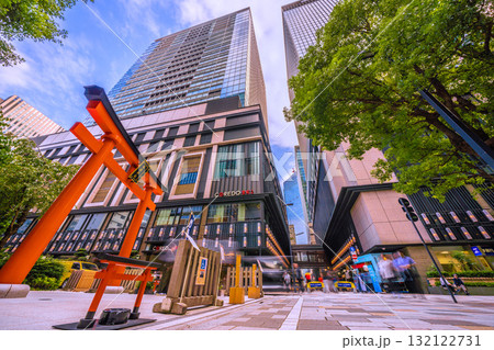 日本の東京都市景観 日本橋室町・ビルの谷間の福徳神社などを望む。右奥に再開発のビル… 132122731