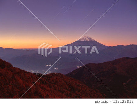 丸山林道から眺める夜明けの富士山　山梨県南巨摩郡富士川町にて 132122815