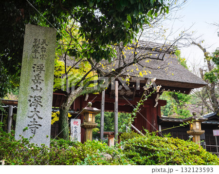 東京　深大寺　山門 132123593