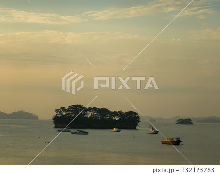 松島湾の夜明け 132123783