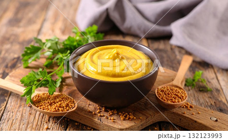 黒皿に盛られたディジョンマスタード2 132123993